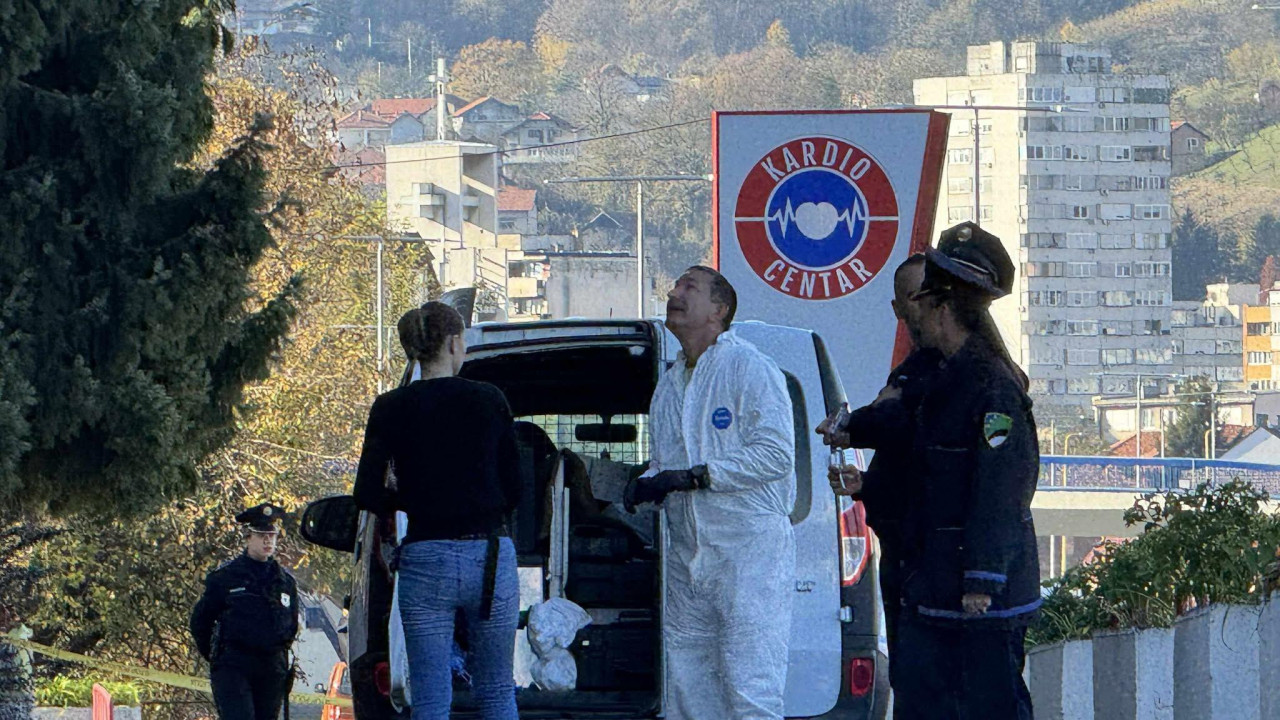 tehničari i okupljeni ispred bolnice, požar u tuzli, požar u domu za penzionere u tuzli, pocajci vrđe uviđaj posle požara u zgradi u tuzli