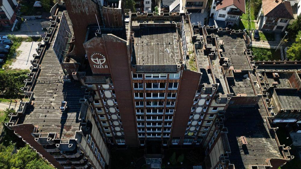 požar u tuzli, požar u domu za penzionere u tuzli, pocajci vrđe uviđaj posle požara u zgradi u tuzli