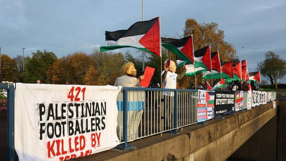 grupa propalestinskih aktivista protestuje zbog dolaska Makabija iz Tel Aviva u Birmingem