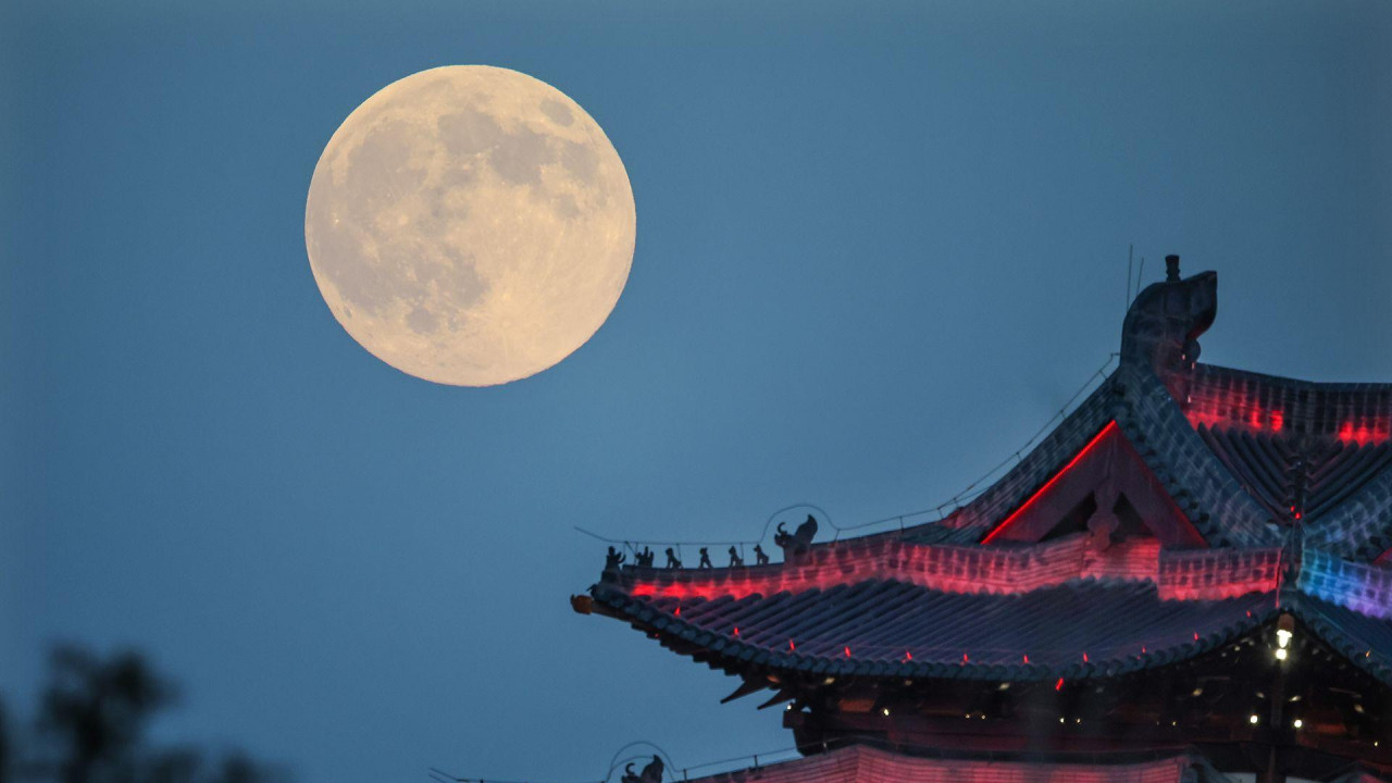 Mesec iznad grada Lijanjunang