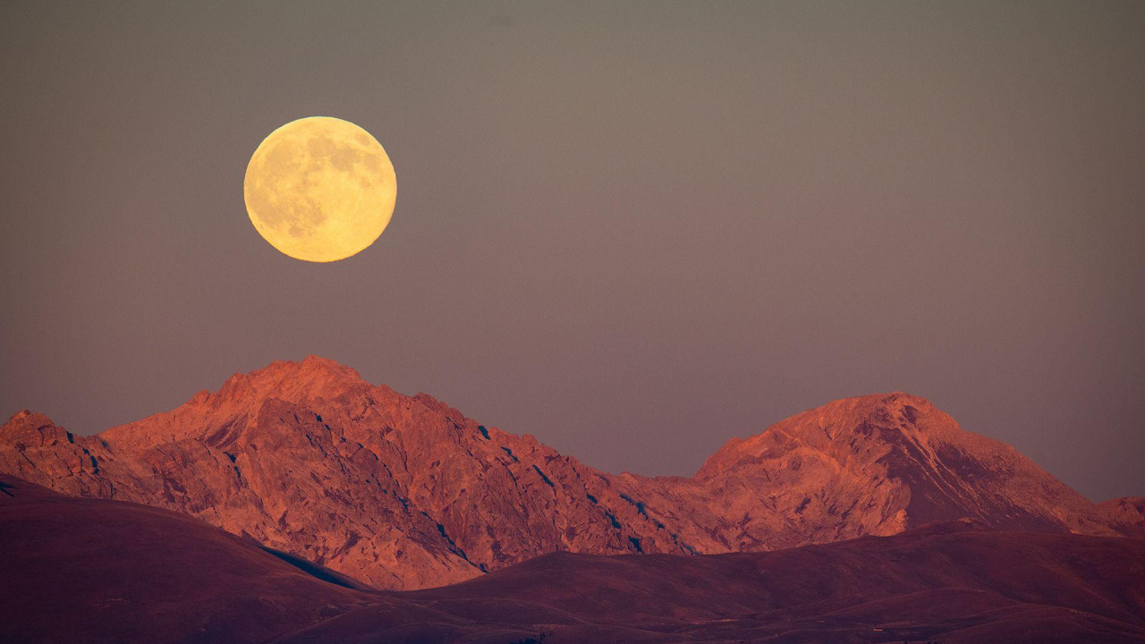 Lorenco Di Kola je snimio je mesec kako se izdiže iza vrhova Monte Prena i Monte Kamičija u Italiji