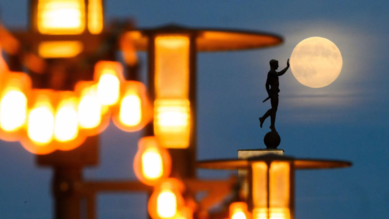 Julijan Stratenšulte je uslikao mesec uz statuu Nosioca baklje u Hanoveru, u Nemačkoj