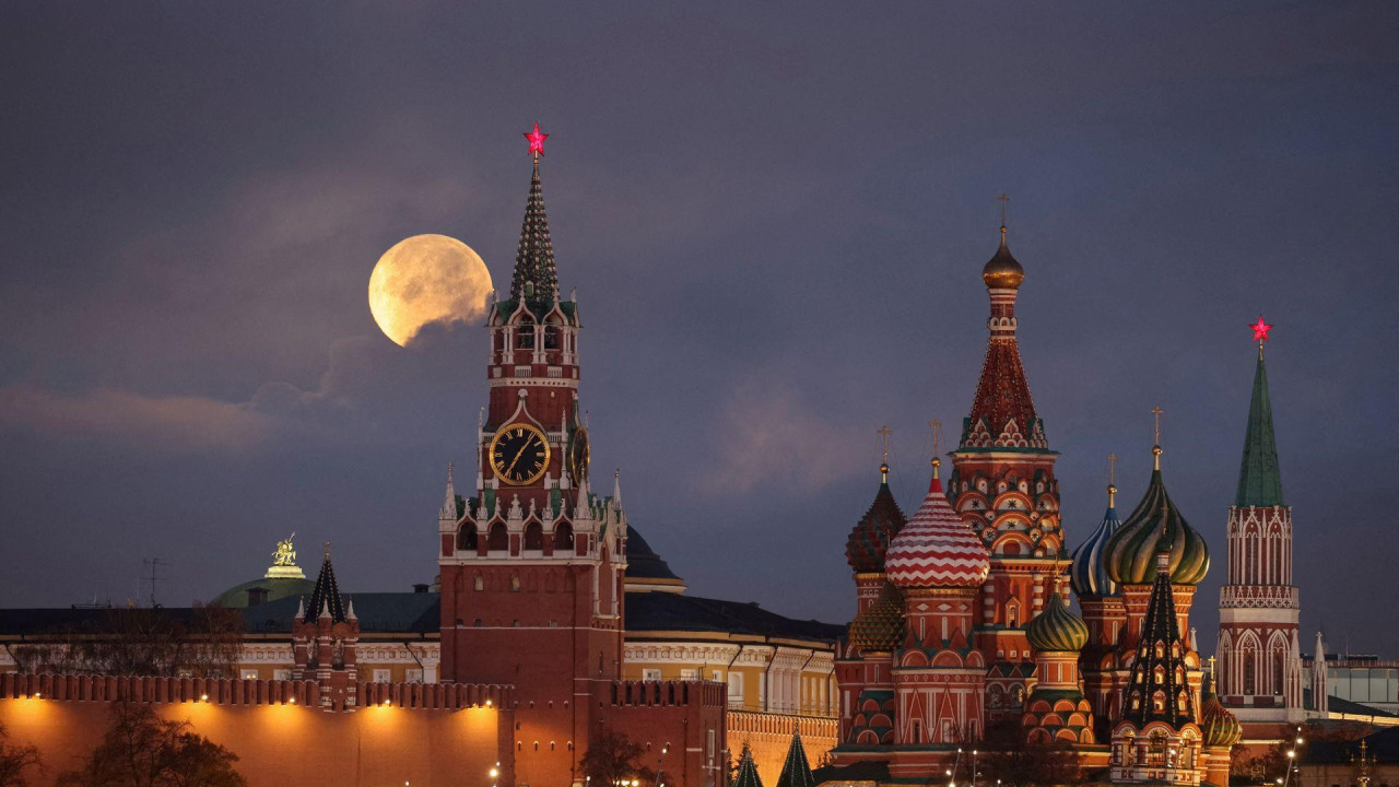 Mesec izlazi iza katedrala. Kupole i tornjevi katedrale su bogato ukrašeni prugama i cik-cak uzorcima.