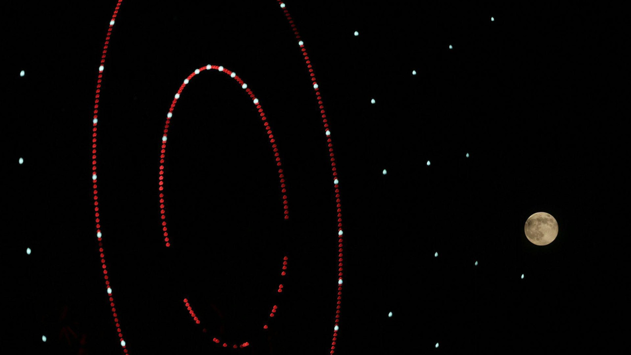 Rotirajuću točak u prvom planu na fotografiji meseca iznad severnog sirijskog grada Idliba.