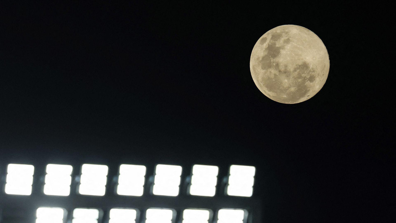 Supermesec iznad Iden parka u Ouklendu, Novi Zeland