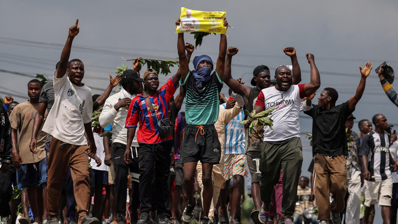 Pristalice kamerunskog predsedničkog kandidata Ise Čirome protestuju u Duali