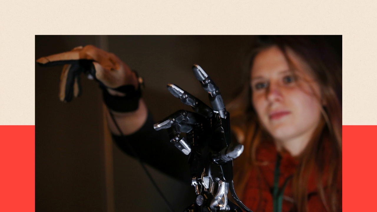 Žena testira robotsku šaku