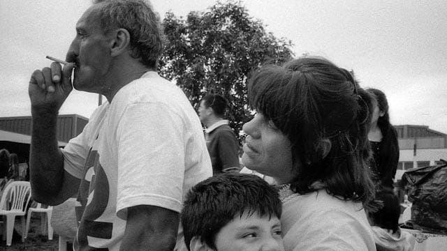Crno-bela fotografija prikazuje Andreu i Aleha, koji puši cigaretu i nosi belu majicu, kako sede napolju i gledaju van kadra, dok mladi Hoakin, pored Andree, gleda u suprotnom smeru sa zbunjenim izrazom lica. 