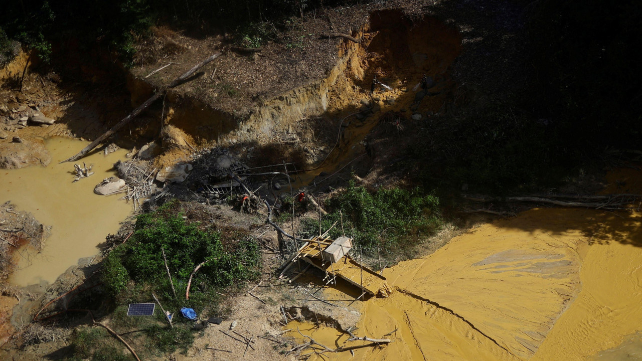 slika iz vazduha područja gde se odvija ilegalno rudarenje i gde se vide bazeni mutne vode koji se koriste za nalaženje zlata 