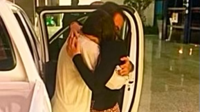 Trenutak u kome su se Safi i Sami prvi put videli posle Safijevog oslobađana. Njih dvoje se grle ispre belih kola čija su vrata otvorena 
