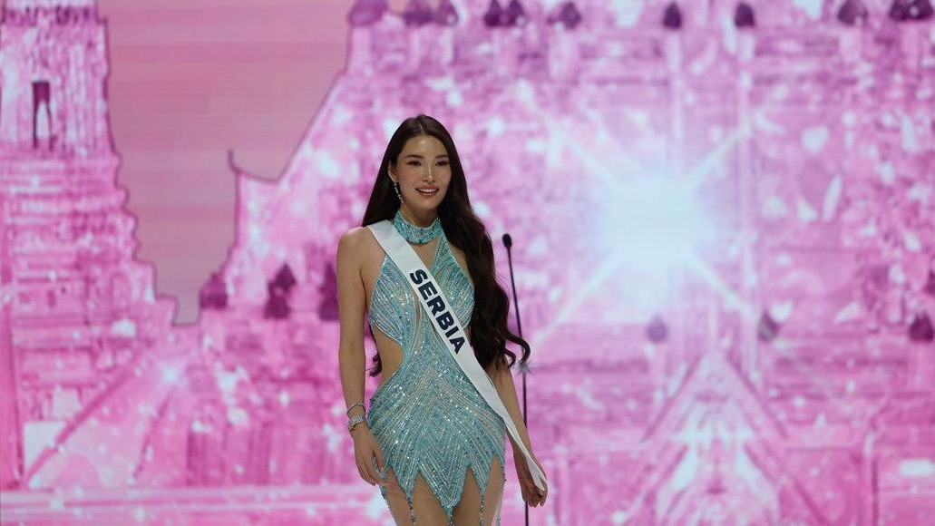 Mis Srbije Jelena Egorova predstavlja se na sceni tokom zvanične ceremonije dobrodošlice za Mis Univerzuma 2025. u Bangkoku, Tajland, 5. novembra 2025. Žene koje predstavljaju 120 zemalja takmiče se na 74. izdanju Mis Univerzum