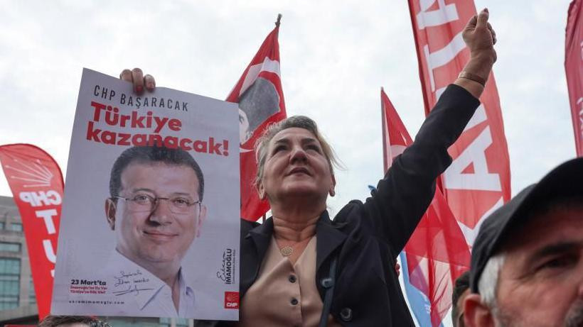 pristalica najveće opozicione stranke Republičke narodne partije drži fotografiju pritvorenog gradonačelnika Istanbula 