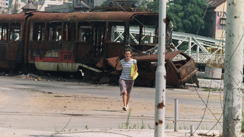 Bosanka trči ulicom kroz područje koje su obično ciljali srpski snajperisti u centru Sarajeva 4. avgusta 1993. godine.