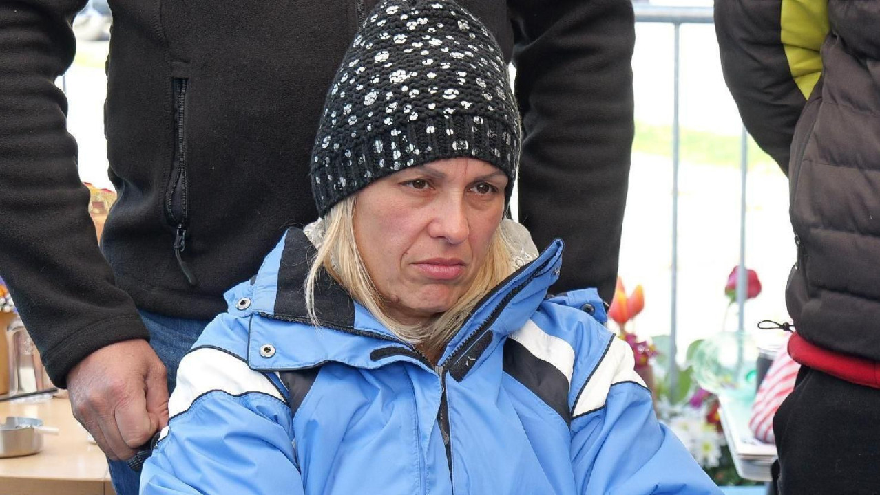 Dijana Hrka štrajkuje glađu u centru Beograda, tražeći istinu o smrti sina u Novom Sadu, okružena ljudima koji je podržavaju