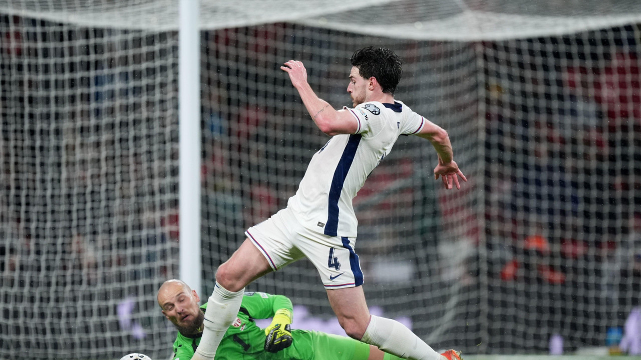  srbija - engleska, engleska - srbija, kvalifikacije za svetsko prvenstvo, Predrag Rajković interveniše ispred Deklana Rajsa