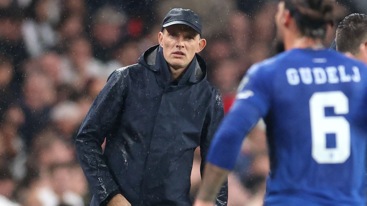 tomas tuhel u kabanici, gleda u pravcu nemanje gudelja, srbija - engleska, engleska - srbija