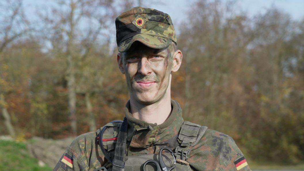 mladić u nemačkoj vojnoj uniformi