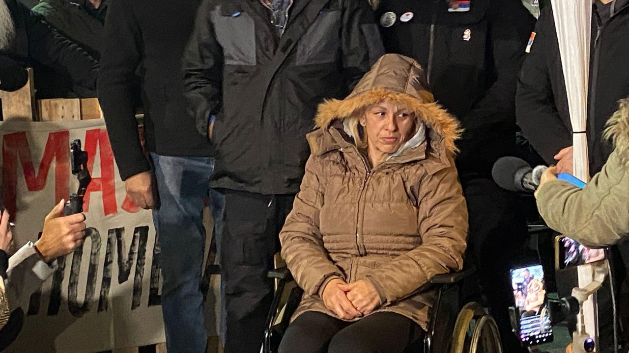 Dijana Hrka 13. dana štrajkuje glađu u Beogradu, okružena veteranima, sedi u kolicima u smeđoj jakni