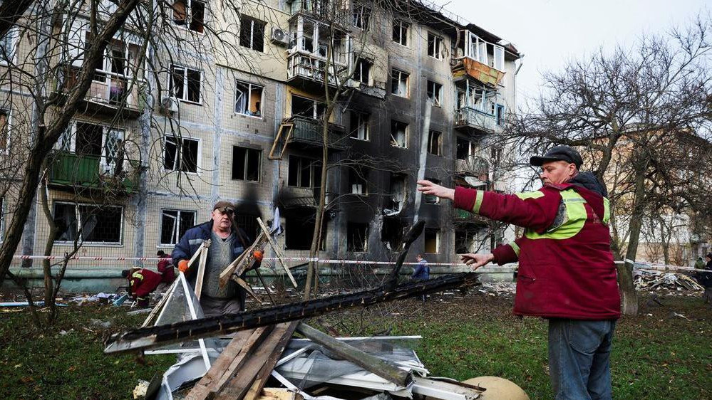 Radnici čiste ruševine ispred stambene zgrade oštećene tokom noćnog ruskog napada dronovima i raketama na Kijev 