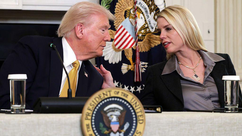  Tram i Pam Bondi