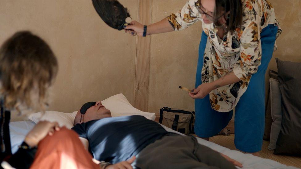 Čovek leži sa prekrivenim očima