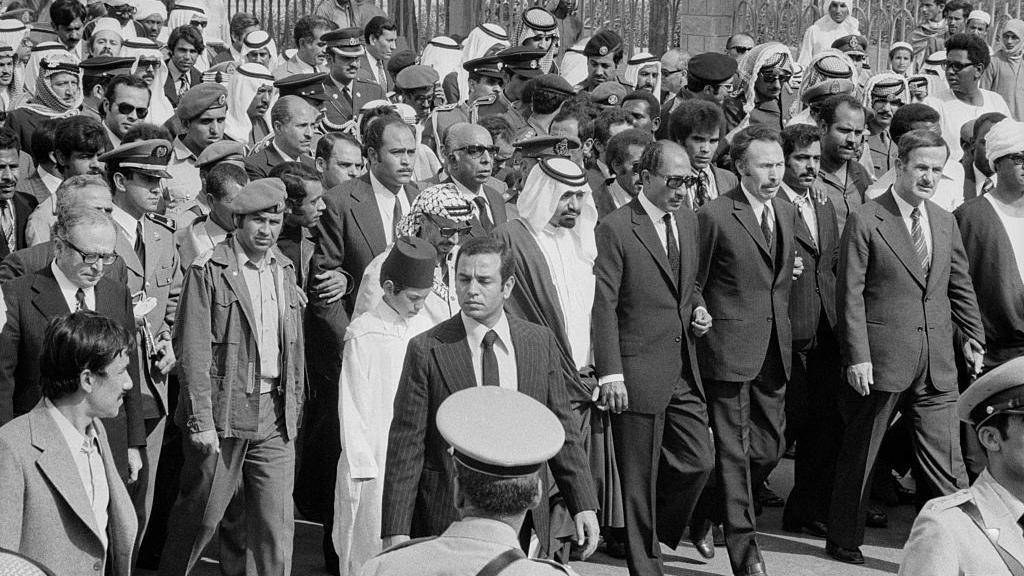 Nekoliko šefova država prisustvovalo je sahrani kralja Fajsala 1975. godine u Rijadu, među njima predsednik Palestinske oslobodilačke organizacije Jaser Arafat, egipatski predsednik Anvar Sadat, alžirski predsednik Huari Bumedijen i sirijski predsednik Hafez al-AsadEl Assad.  