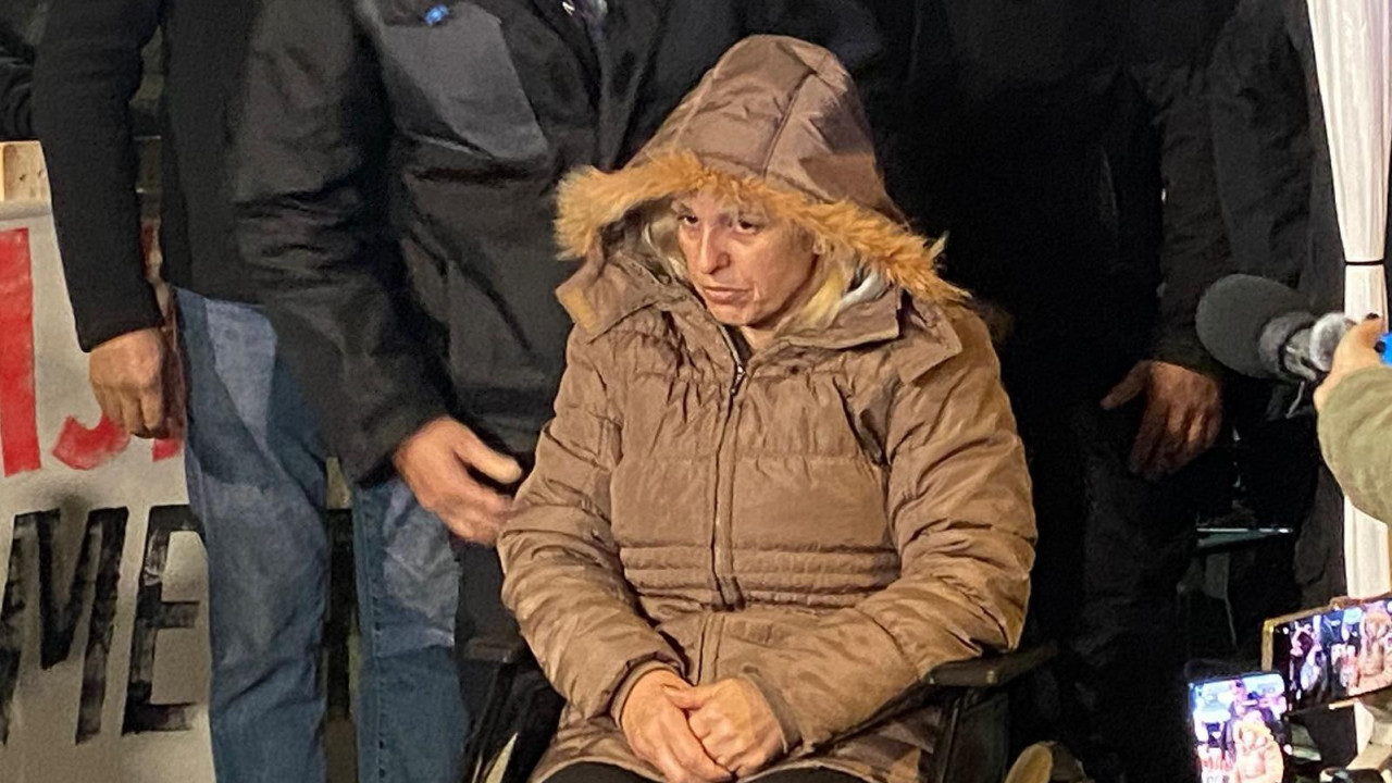 
                    Dijana Hrka 14. dana štrajkuje glađu u Beogradu, tražeći istinu o sinu i još 15 ljudi koji su poginuli u padu nadstrešnice u Novom Sadu. U smeđoj jakni, vidno malaksala, 