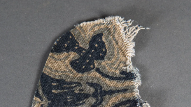 Uzorak tkanine je isečen sa sofe u Hitlerovom bunkeru - mrlja od krvi se vidi dole levo.