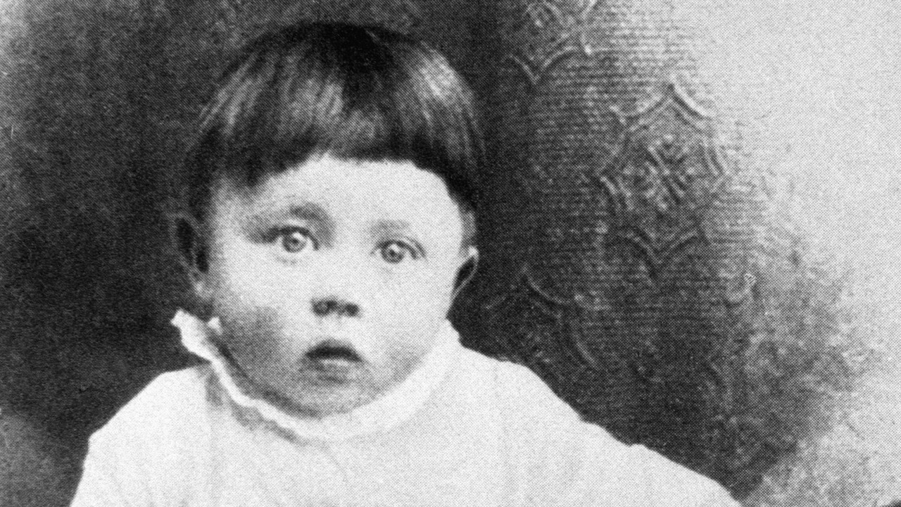 Adolf Hitler kao beba – najverovatnije slikano 1889. godine