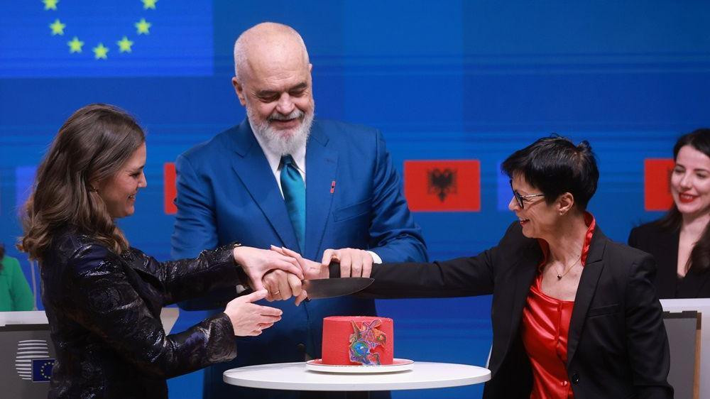 
                    Premijer Albanije Edi Rama (u sredini), evropska komesarka za proširenje Marta Kos (desno) i ministarka za evropske poslove Danske Mari Bjere (levo) isekli su tortu na ko