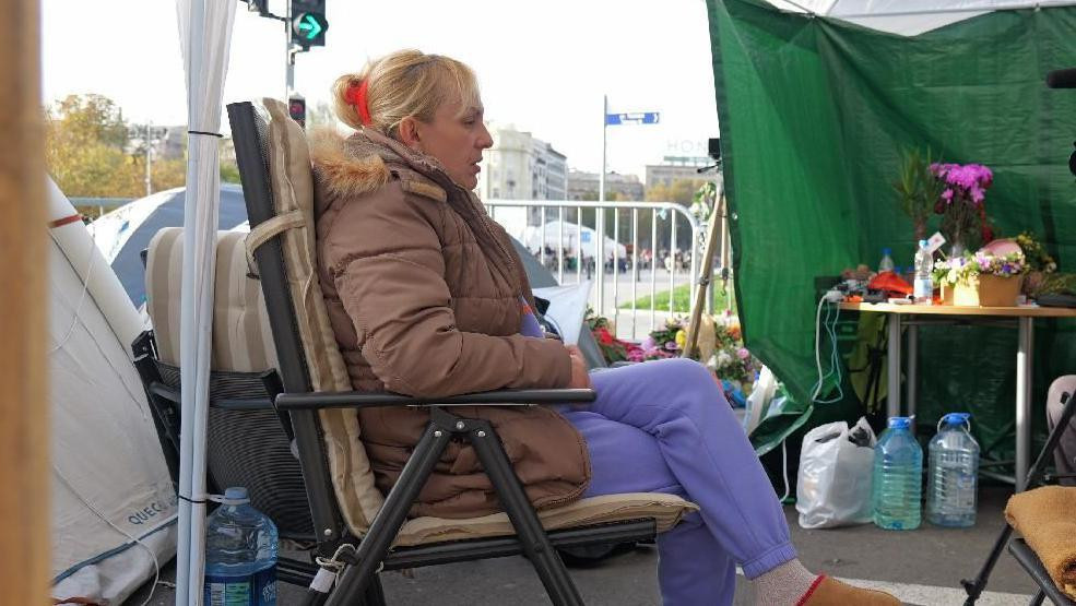 Dijana Hrka 16 dana štrajkuje glađu u Beogradu, tražeći istinu o sinu i još 15 ljudi koji su poginuli u padu nadstrešnice u Novom Sadu