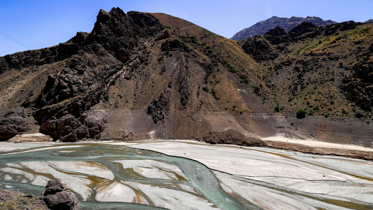 Uzvodna rečna uvala brane Amir Kabir duž reke Karadž ima kanale sa niskim vodostajem koji teku preko rečnog korita, na ovoj fotografiji od 1. juna 2025. godine