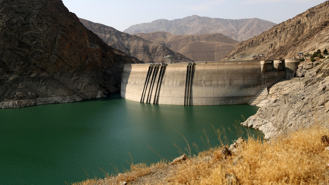 Nivo vode se spušta na brani Amir Kabir, na slici od 29. jula 2025. godine, jer su reke koje je snabdevaju isušene