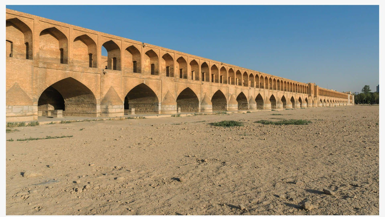 Rečno korito ispod mosta Si-o-se-pol (Most broj 33) presušilo je tokom godina, na slici od 22. februara 2025. godine (gore), ali je 5. juna 2023. godine reka Zajandeh Rud još tekla ispod ove istorijske turističke atrakcije (dole) 