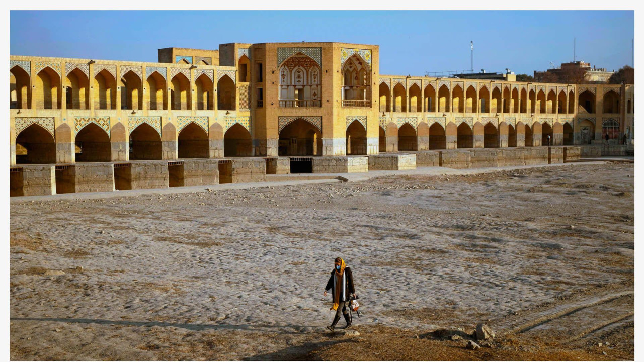 Reka Zajandeh Rud nekada je namirivala divlje životinje na istorijskoj turističkoj atrakciji mostu Kadžu, kao što može da se vidi na slici od 18. decembra 2020. godine (dole), ali je presušila na istom mestu, na fotografiji od 14. decembra 2021. godine (gore)