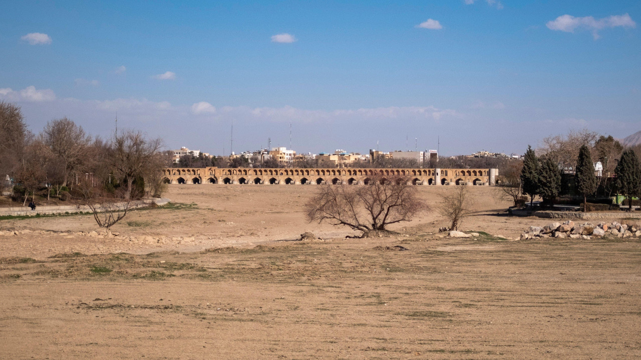 Most broj 33 na isušenoj reci Zajandeh Rud mogao bi da bude oštećen od sleganja tla zato što nema vode u rečnom koritu