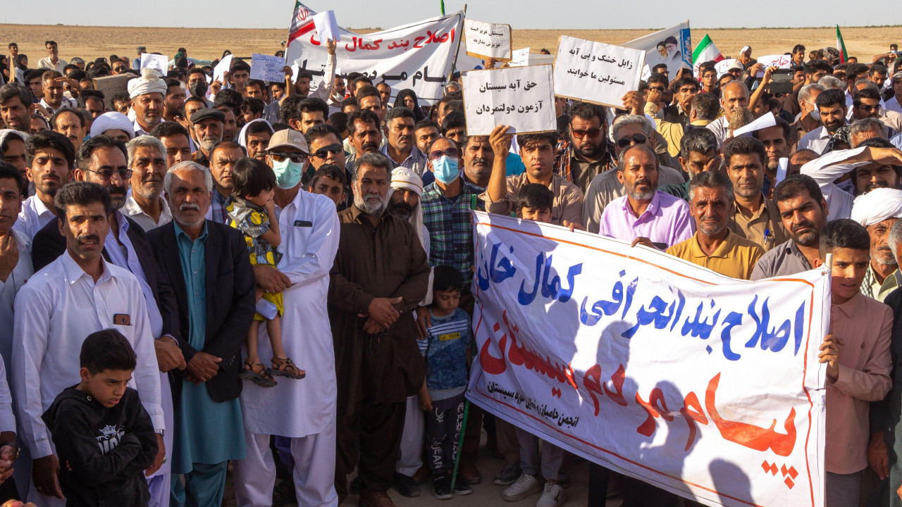 Ljudi protestuju na isušenom koritu iranskog jezera Hamun, žaleći se na politiku vlade za očuvanje najvećeg slatkovodnog jezera u zemlji