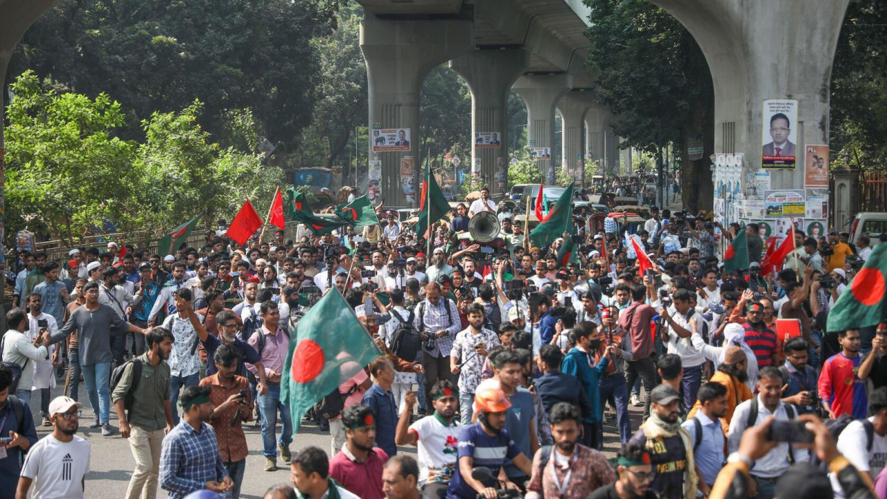 Stotine ljudi na ulicama Bangladeša sa zastavama i transparentima uoči izricanja presude bivšoj premijerki