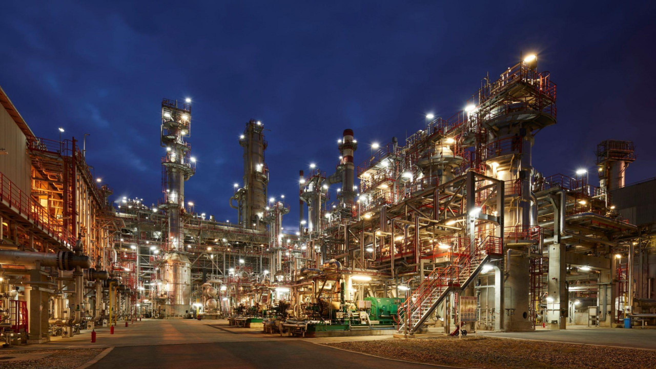 Pogon rafinerije noću, obasjan reflektorima