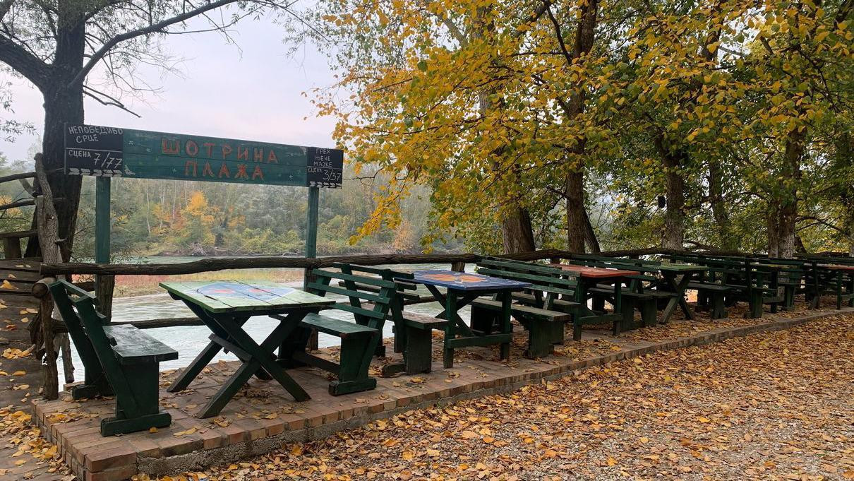 Drvene klupe uz Drinu u Sunčanoj reci