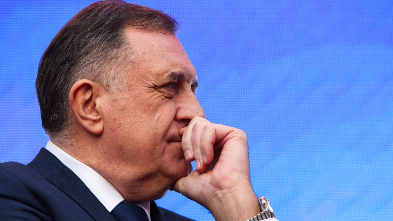 Milorad Dodik slikan iz profila 