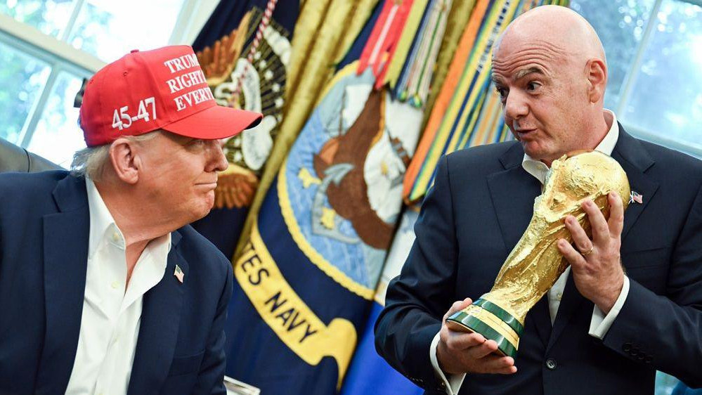 Predsednik FIFA Đani Infantino pokazuje trofej za pobednika Svetskog prvenstva američkom predsedniku Donaldu Trampu u Beloj kući