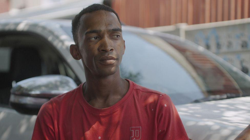 Muškarac u crvenoj majici 