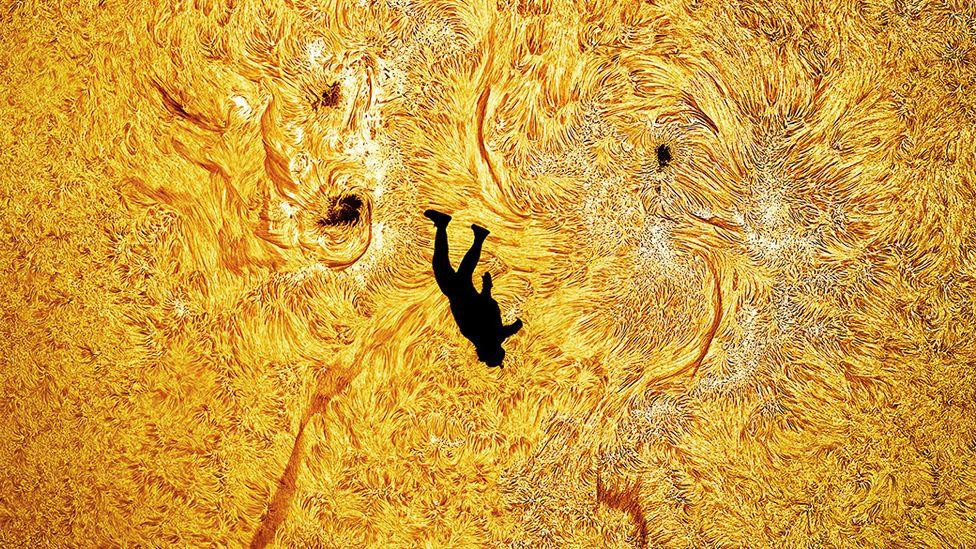 čovek pada poravnat sa suncem