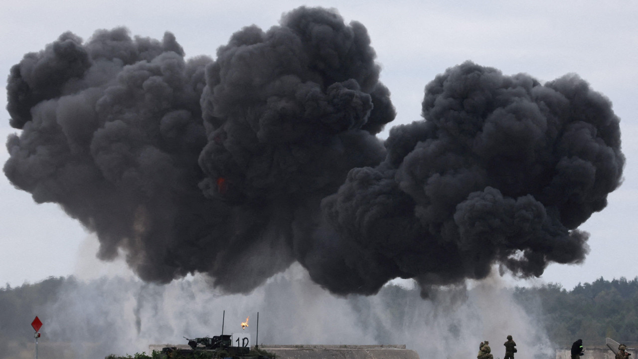 vojna vežba poljskih i NATO snaga u Poljskoj. Na slici se vidi veliki crni oblak dima iznad tenka u čijoj blizini su raštrkani vojnici 
