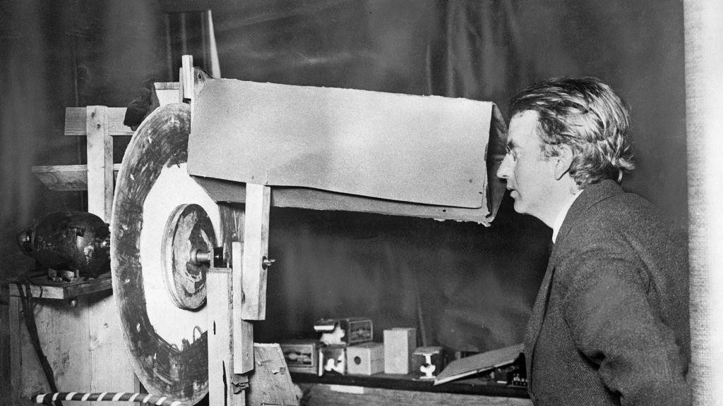 Džon Logi Berd (1888-1946), škotski pronalazač televizije, prvobitno poznate kao bežični vid, gleda u prijemnik gde se pojavljuje slika.