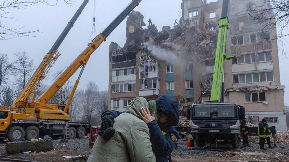 ukrajina, rat u ukrajini, ljudi tuguju ispred uništene zgrade u ukrajini