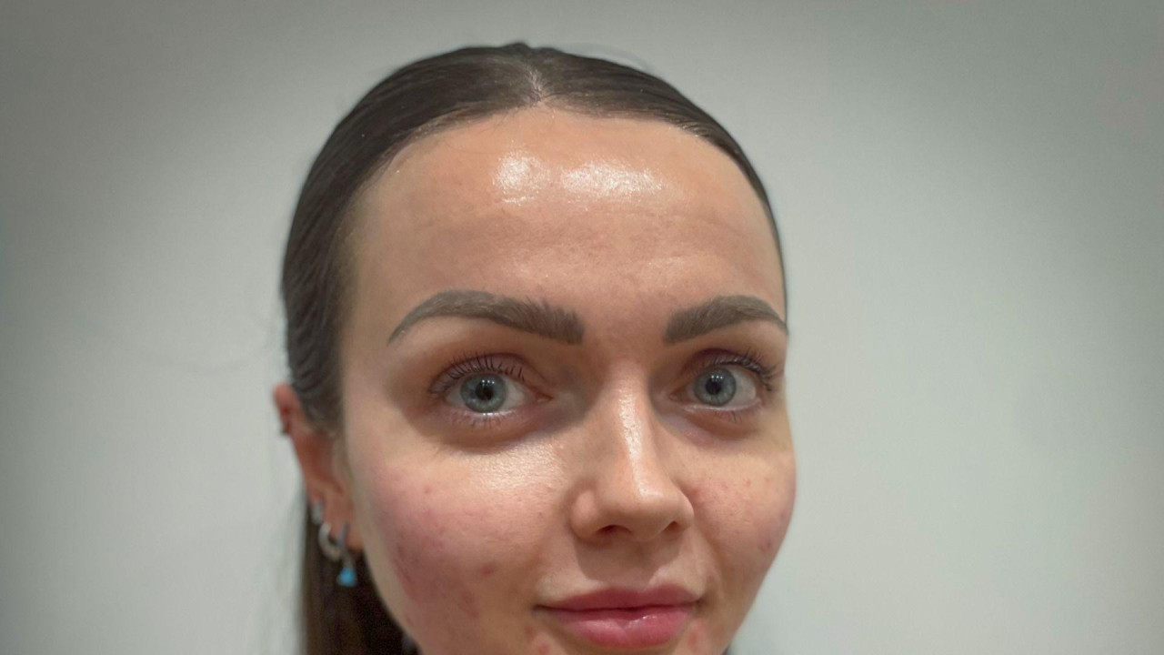 devojka duge smeđe kose gleda u kameru