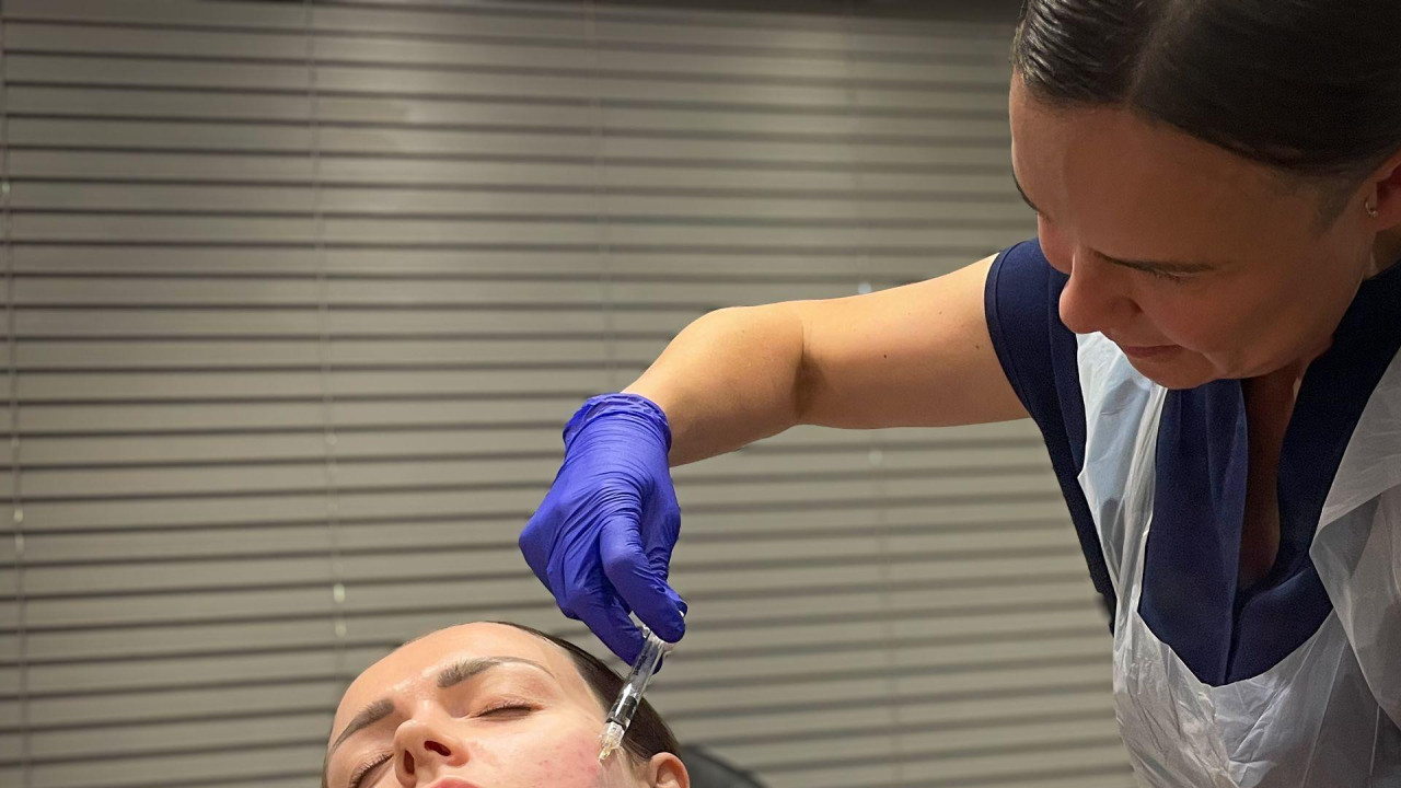 devojci ubrizgavaju injekcije dok sedi u stolici u ordinaciji