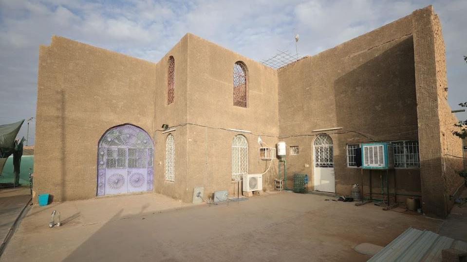 kuća od betona sa ravnim krovom i zaobljenim prozorima 